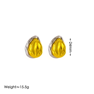 Detail of two-tone geometric stud earrings with dimensions 24mm and weight 15.5g