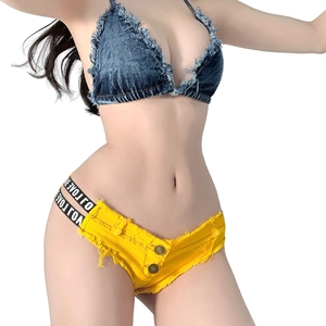 Dettaglio del top bikini in denim blu e micro shorts gialli con fibbie in metallo