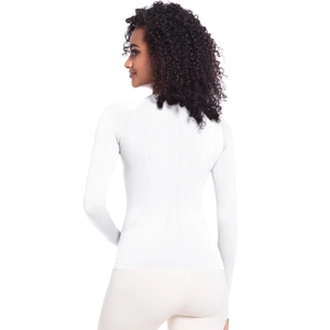 Dettaglio posteriore della maglia fitness a compressione bianca a maniche lunghe