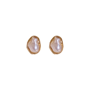 Vintage gold irregular crumpled metal frame earrings with lustrous white pearls