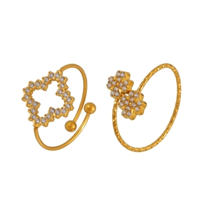 Bagues fleurs en or poli avec oxydes de zirconium 5A étincelants sur fond blanc