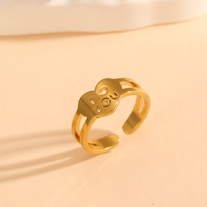 Details des goldenen verstellbaren Rings mit hohlem Herz und I-Love-You-Gravur