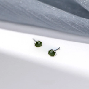 Orecchini a lobo a goccia verde avocado in argento S999 dal design minimalista