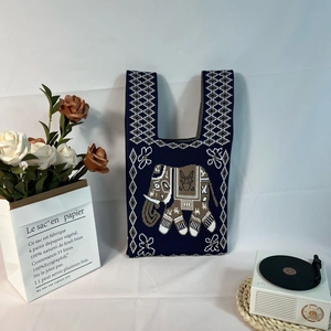Detaillierte Stricktasche mit ethnischem Elefantenmuster und geometrischer Stickerei