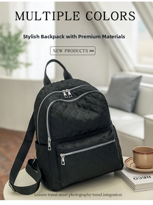 Detalle de la mochila de nailon acolchado negro con múltiples capas de cremallera y bolsos