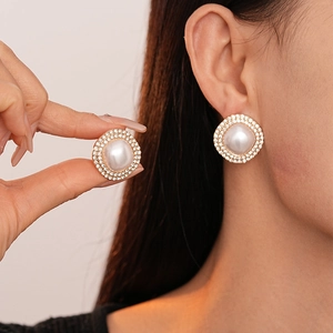 Boucles d'oreilles carrées rétro en perles synthétiques et strass brillants dorés