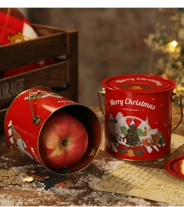 Vista dettagliata del secchiello natalizio rosso per confezioni regalo di mele di Natale
