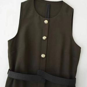 Robe midi sans manches vert foncé avec boutons lion dorés et ceinture en cuir noir