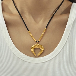 18k vergulde titanium stalen halsketting met spiraalvormige hanger en zwart koord