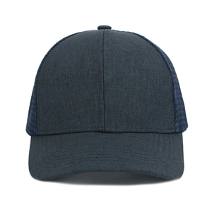 Klassische dunkelblaue Trucker-Kappe mit Mesh-Netz und gebogenem Schirm im Fokus