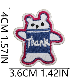 Vista dettagliata di una toppa a forma di orso ricamata con misure 4cm x 3,6cm