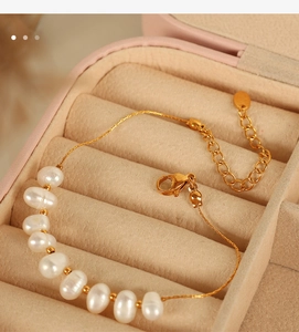 Vue macro d'un bracelet en argent 925 plaqué or 18K avec perles d'eau douce dans un coffret