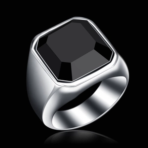 Gros plan d'une bague pour homme en acier argenté avec une grande agate noire carrée
