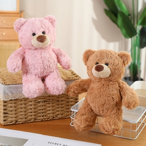 Ours en peluche roses et marrons sur une table en bois dans un décor chaleureux