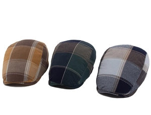 Détail de trois casquettes plates en coton à motifs à carreaux marron, vert et gris