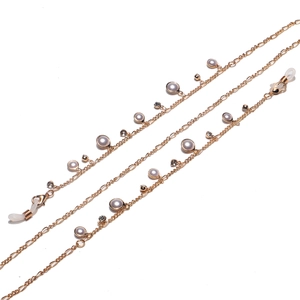 Chaîne à lunettes dorée avec perles violettes et strass sur fond blanc pur