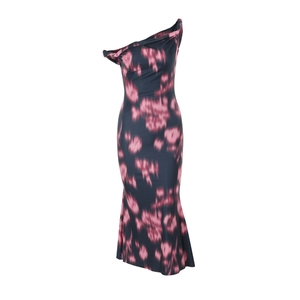 Robe fleurie chic à épaule dénudée bleu marine avec coupe ajustée et ourlet sirène