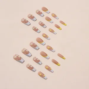 Faux ongles ballerine longs avec pointes French pailletées et motifs floraux jaunes