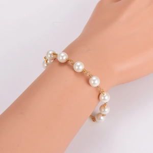 Detailed view of handmade baroque pearl bracelet featuring elegant gold wire wrapping craft