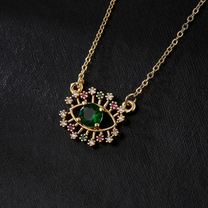 Collana con ciondolo malocchio in oro 18 carati con zircone verde e gemme rosse