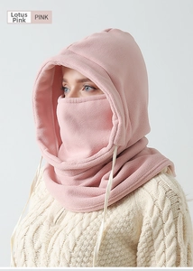 Λεπτομέρεια ροζ κουκούλας fleece με χοντρή θερμική υφή και λευκά κορδόνια περίσφιξης