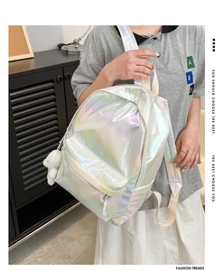 Detailansicht eines Laser-Rucksacks mit Regenbogen-Hologramm und Plüschbär-Anhänger