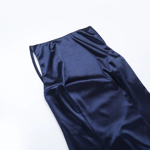 Détail du tissu en satin bleu foncé et de l'encolure à épaules dénudées de cette robe