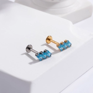 Nahaufnahme von G23 Titan Labret-Steckern mit quadratischen blauen Zirkonia Steinen
