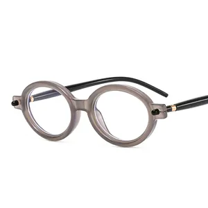 Retro-Oval-Sonnenbrille mit transparentem grauem Rahmen und schwarzen Bügeln mit Goldakzenten