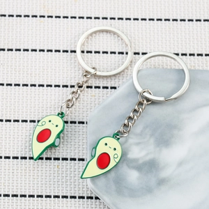 Cartoon Avocado Paar Magnet Schlüsselanhänger mit lächelnden Gesichtern und Silberkette