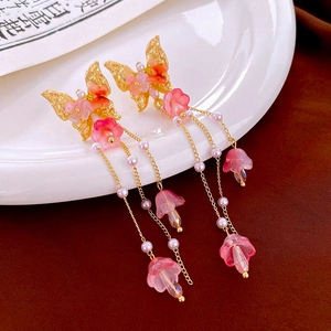 Détails de boucles d'oreilles papillon avec pétales en résine rose et pompon perlé