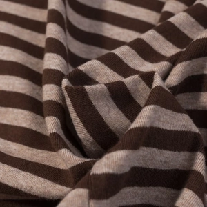 Vista detallada de la textura del tejido de punto a rayas marrones y beige del vestido