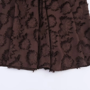 Braunes Jacquard-Maxikleid mit 3D-Blumentextur und Gürtel für urbane Damenmode