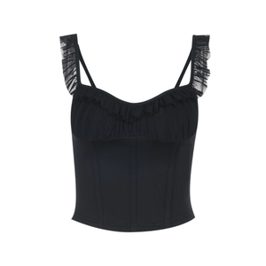 Dettaglio del crop top in rete nera con spalline a volant e busto arricciato