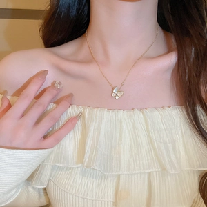 Elegante collana a farfalla placcata oro con madreperla bianca e zirconi intarsiati