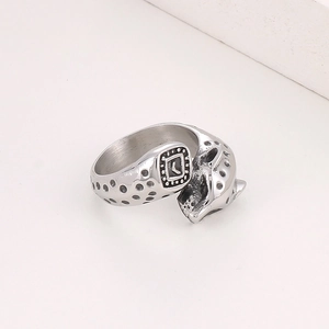 Vue détaillée d'une bague tête de léopard argentée avec des motifs de taches noires fins