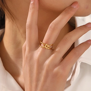 Anello Minimalista A Doppio Strato Con Linee Incrociate In Acciaio Inossidabile Placcato Oro 18K Regolabile Per Donna