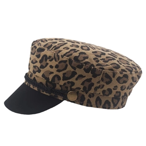 Béret léopard pour femmes avec visière noire et bouton doré de style militaire