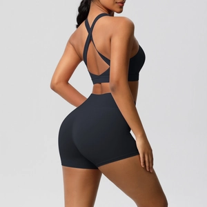 Detail von Sport-Bh mit überkreuztem Rücken und High-Waist-Shorts in Schwarz