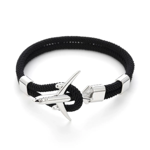 Dettaglio del bracciale in corda intrecciata nera con chiusura a forma di aereo argento