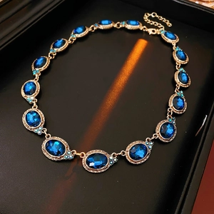 Vintage-Goldhalskette mit großen ovalen blauen Edelsteinen in einer Schmuckschatulle