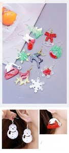 Boucles d'oreilles de Noël en résine avec flocons et sapins créées avec des moules de bricolage