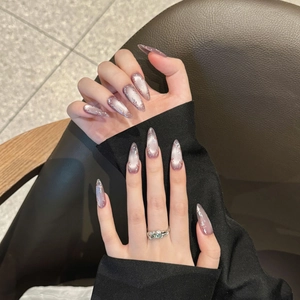 Faux ongles œil de chat violets en amande longue avec motifs de flocons de neige argentés