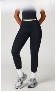 Detailansicht der schwarzen High-Waist-Yogahose mit weißem Kontrast am Bund