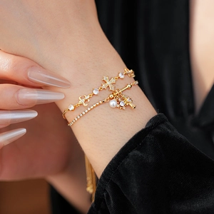 Gros plan du bracelet double couche en or avec zircons brillants et perles