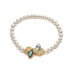 Elegantes Gold-Schmetterling-Armband mit weißen Perlen und schillernder Perlmutt-Einlage