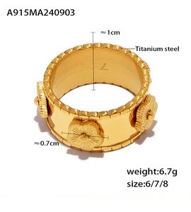 Dettaglio anello in acciaio al titanio placcato oro 18k con dimensioni e peso