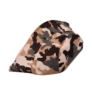 Détail du chapeau bob camouflage montrant la texture en toile et les coutures renforcées