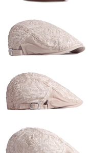 Detalle de textura jacquard beige y hebilla metálica plateada de gorra con visera