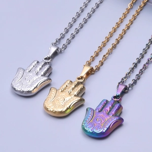Vue détaillée des pendentifs main de Fatma en argent, or et finitions arc-en-ciel